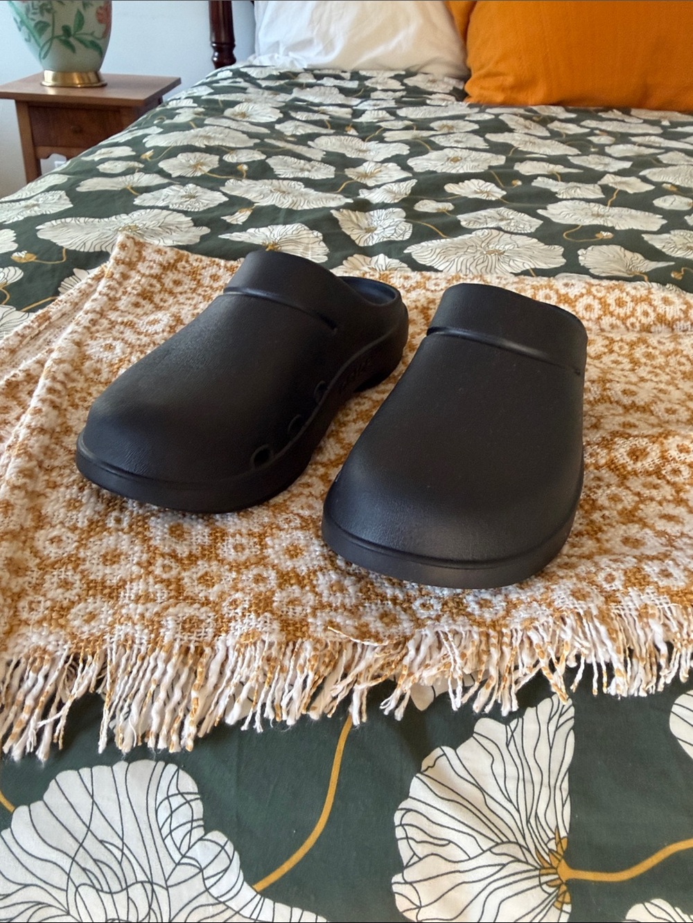 OOFOS OOcloog Clog - Women's size 8, men’s 6